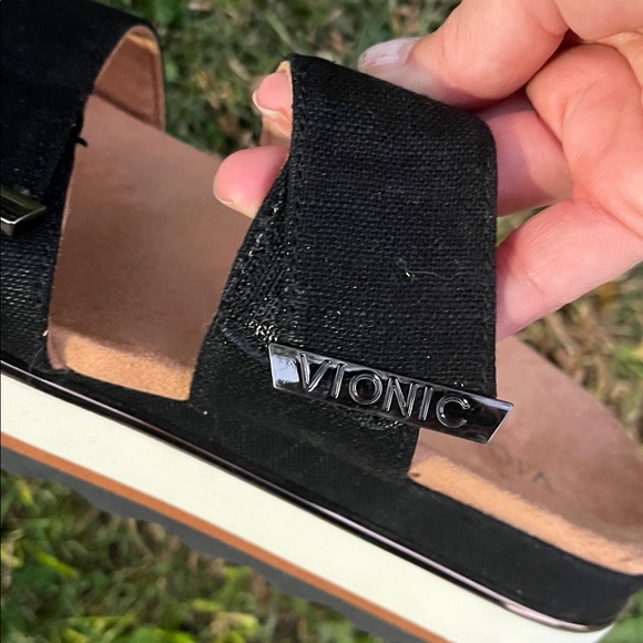 Vionic Black and Tan Women's Sandals 9 - Picture 4 of 4